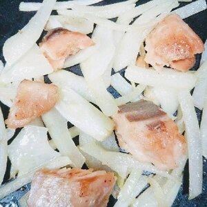 鮭と玉ねぎのめんつゆマヨ炒め